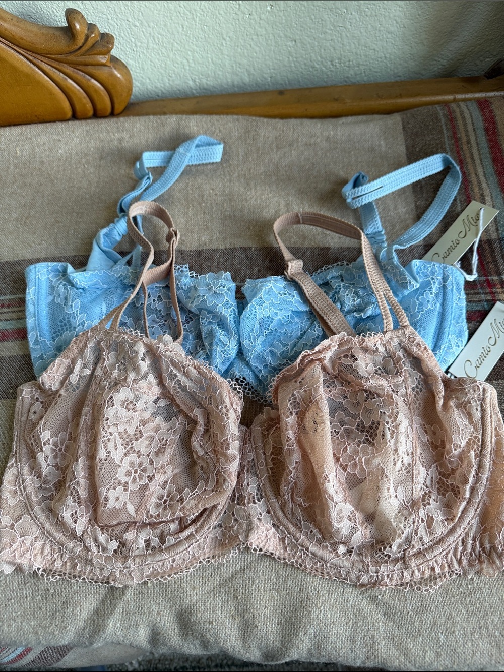 Camio Mío Lace Underwire Bra - lot of 2- Heavenly Side Support - 32G